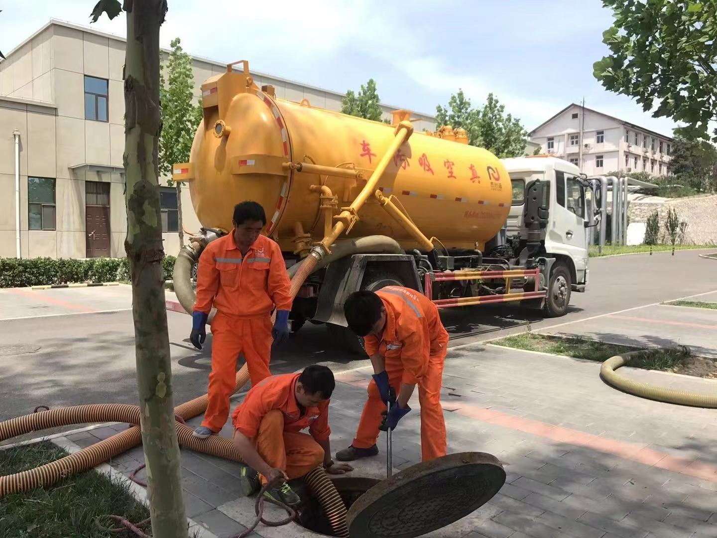 海棠湾镇化粪池清理与5-8吨吸粪车施工效率分析